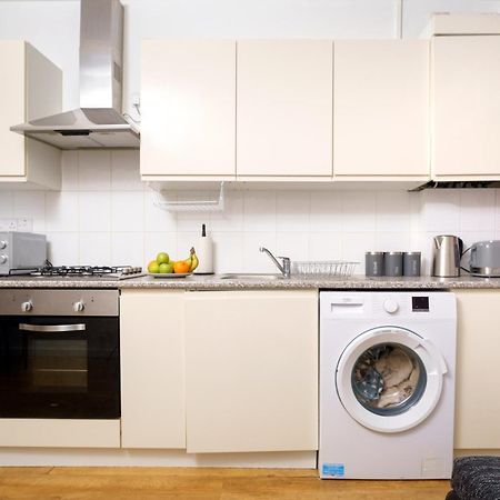 Cozy 2-Bed Garden Flat, With Free Private Parking, Wembley Apartment London Bagian luar foto