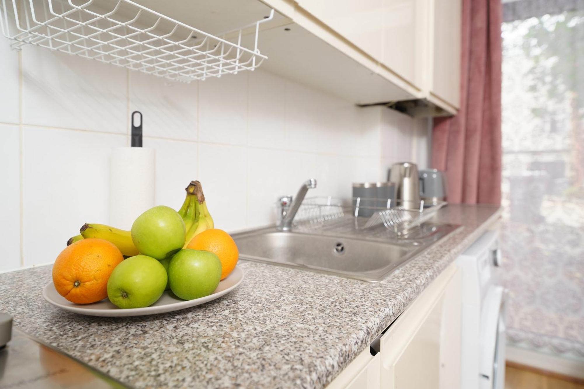 Cozy 2-Bed Garden Flat, With Free Private Parking, Wembley Apartment London Bagian luar foto