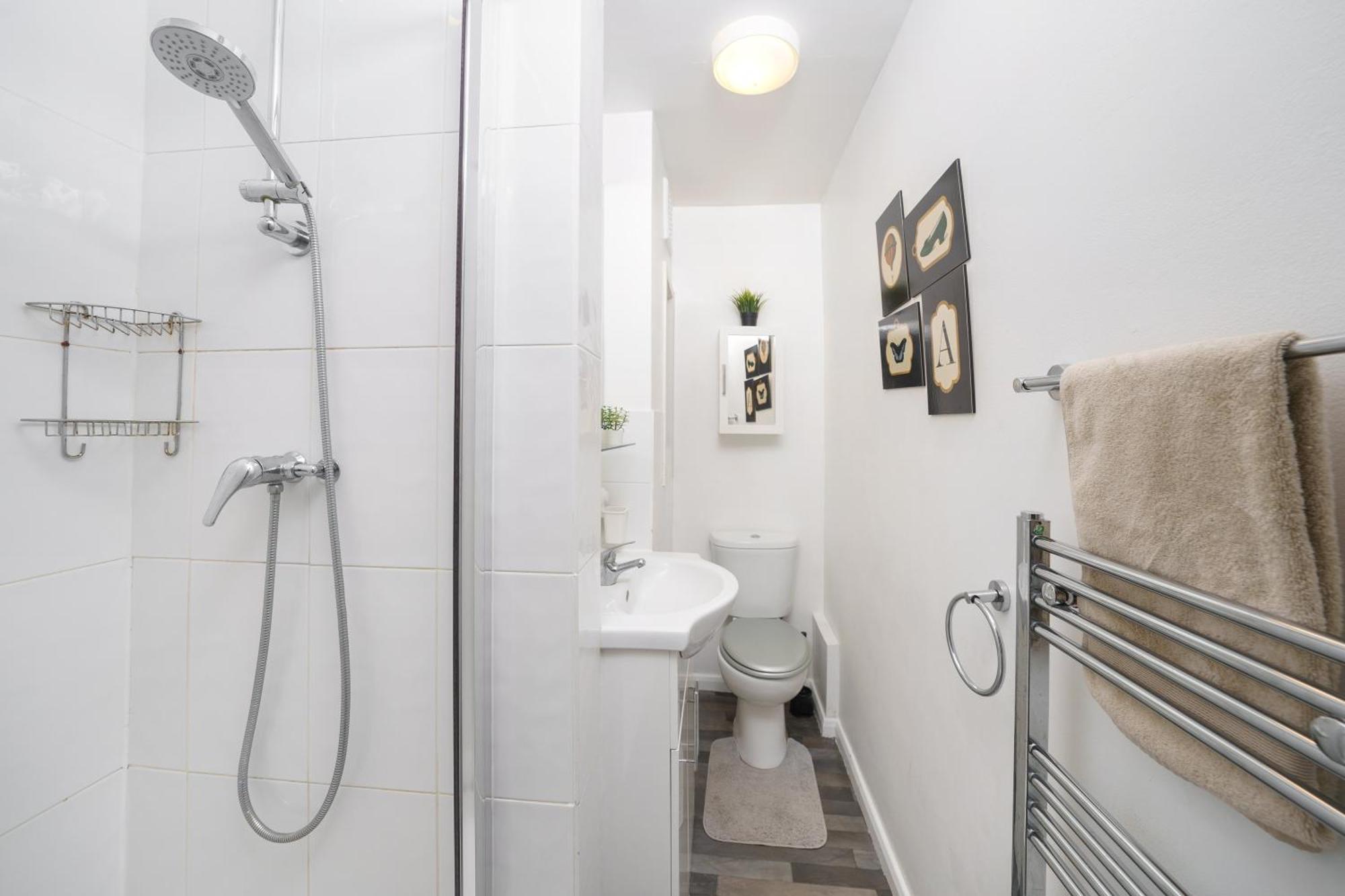 Cozy 2-Bed Garden Flat, With Free Private Parking, Wembley Apartment London Bagian luar foto