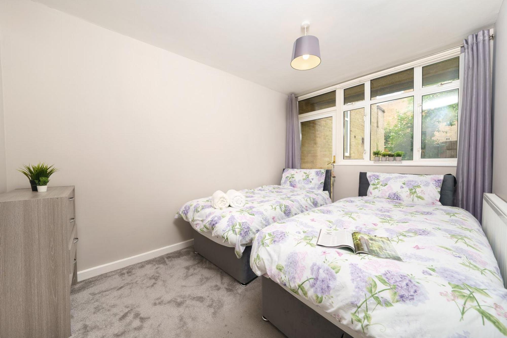 Cozy 2-Bed Garden Flat, With Free Private Parking, Wembley Apartment London Bagian luar foto